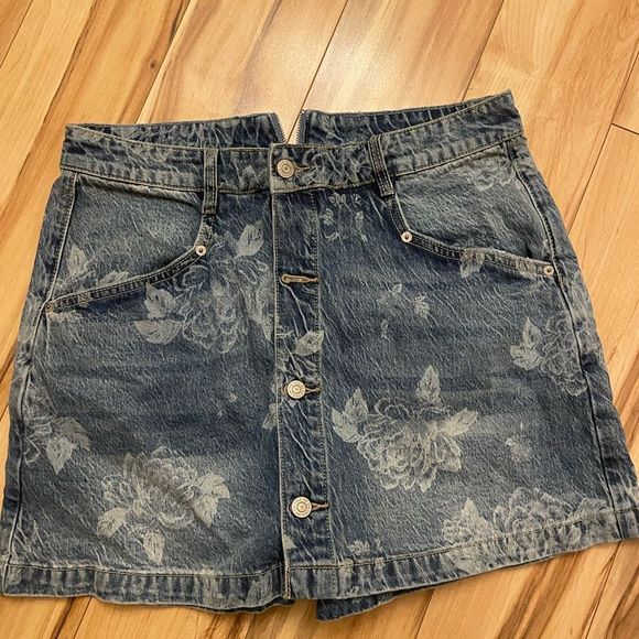 New  People Ray Printed Denim Floral
Sapphire Combo Button Zip Mini
Size 14 - Picture 5 of 6